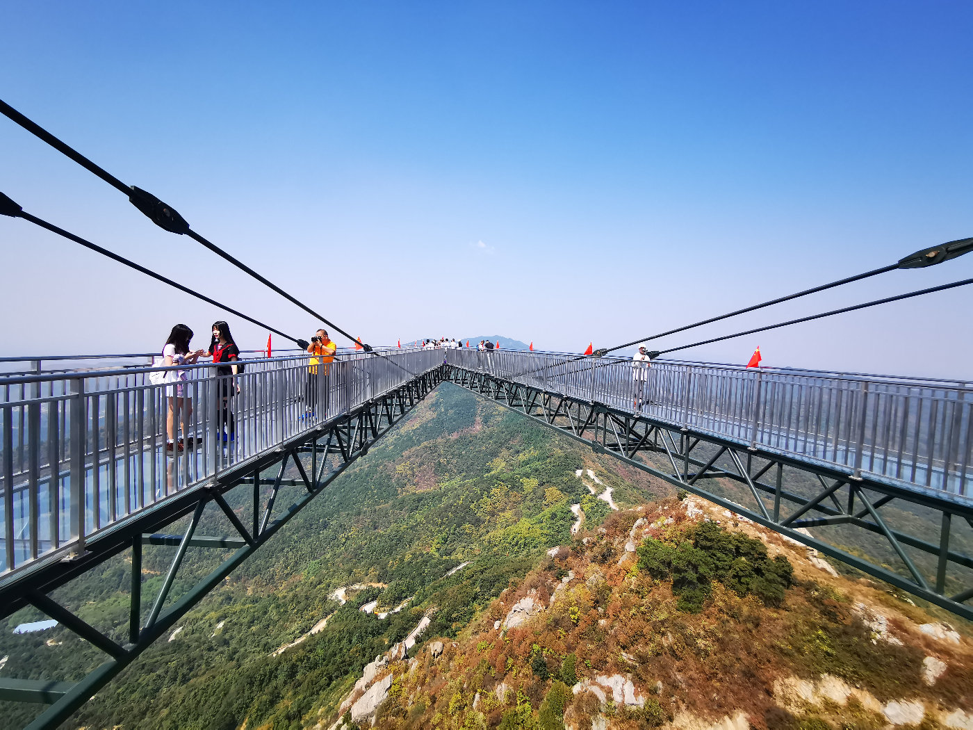 武汉之巅添新景 木兰云雾山世界最长的悬挑玻璃观景平台开门迎客