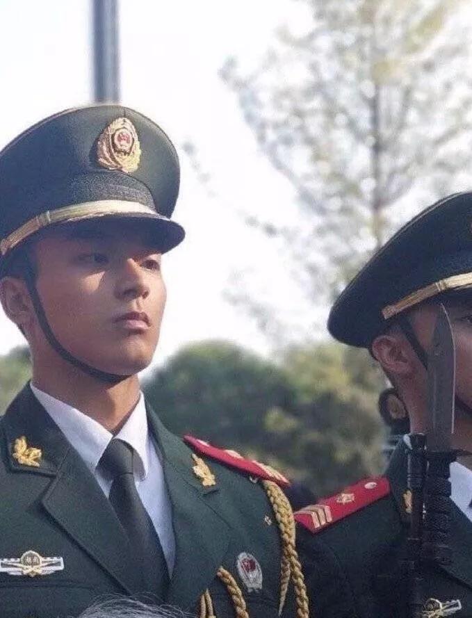 国庆阅兵式上,这14亿人疯狂转发的视频背后,是