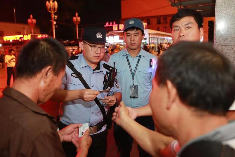 北京公交警方每日投入3000多人次警力保国庆安全