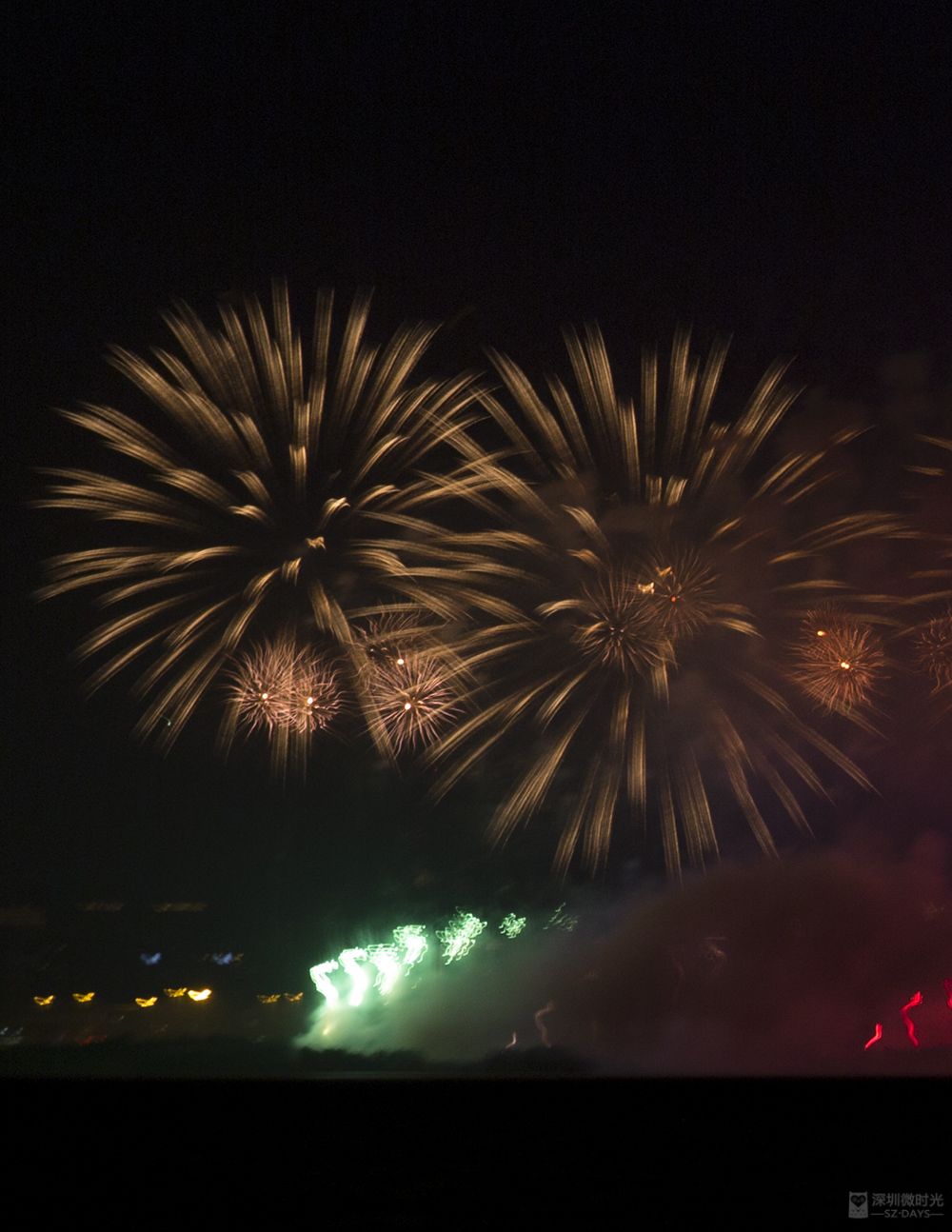 今夜深圳湾刷屏16万发烟花祝福祖国太美了