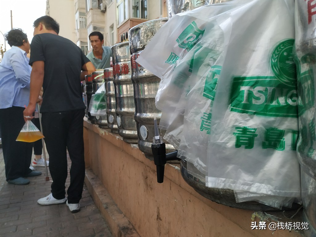 尤其是作为青岛一大怪的啤酒装进塑料袋,很令游人