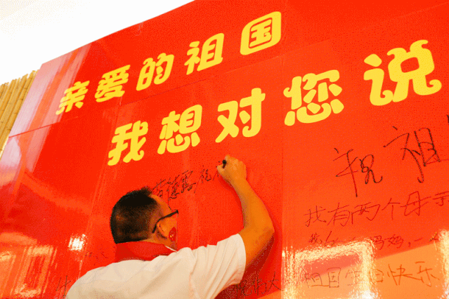 今天,南宁的孩子和家长这样看阅兵!