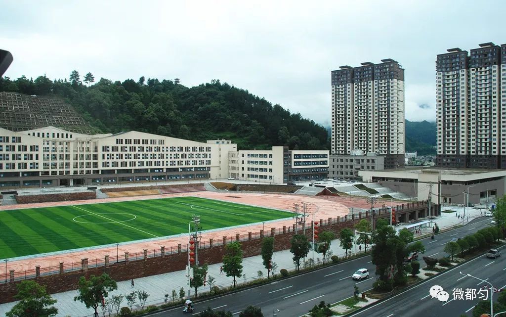 引进都匀湘才学校,都匀泊宁中学等民办教育驻匀办学.