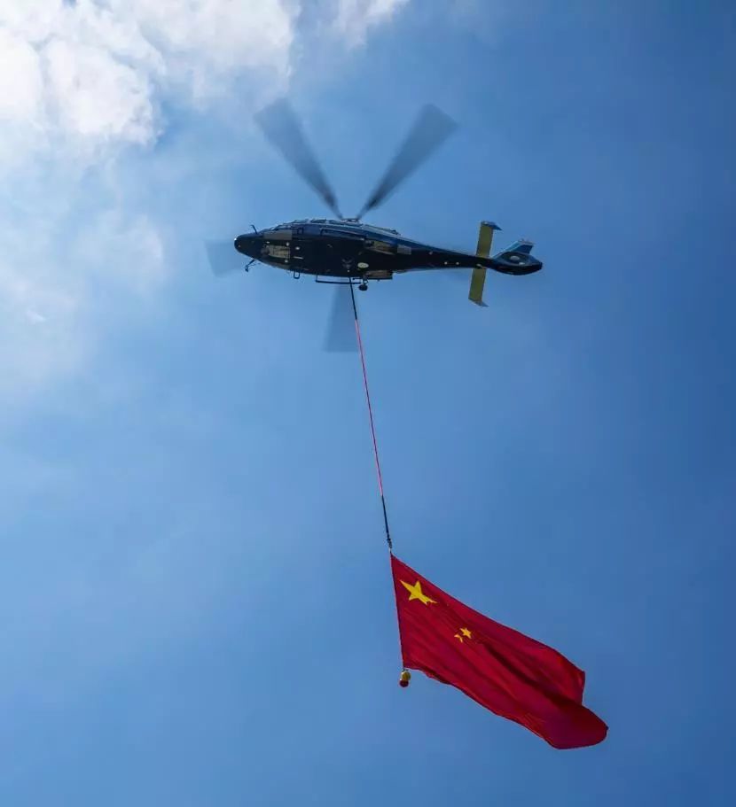 【献礼70年】上海公安警航直升机今日挂国旗巡飞