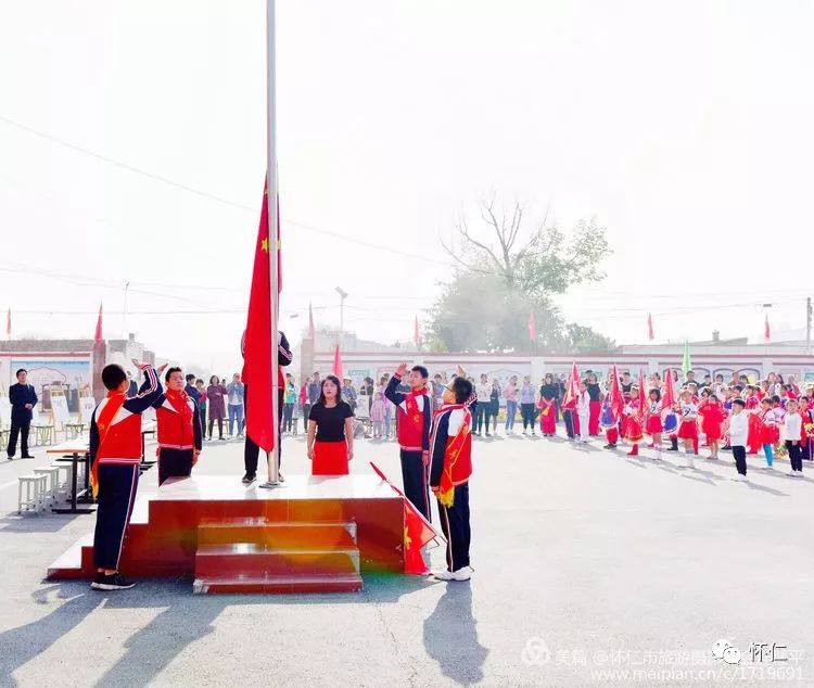 庄严嘹亮的国歌声中,鲜艳夺目的五星红旗冉冉升起,在场的领导,师生和