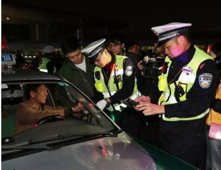 广东一高校老师校内驾车坠湖保卫处回应：坠湖老师人没事，车辆已吊出