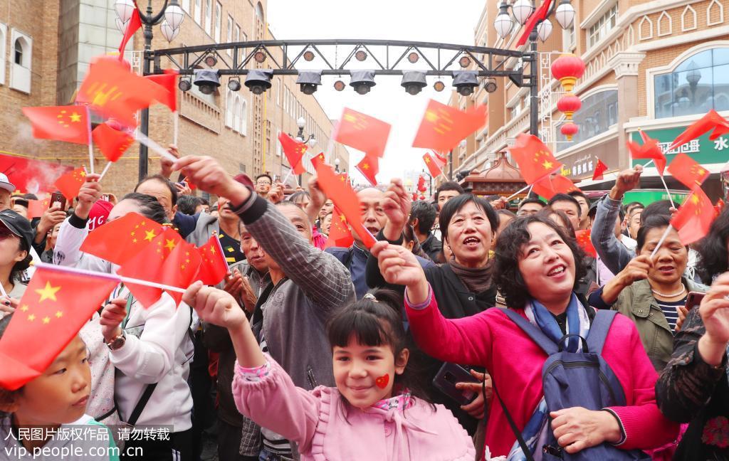 新疆乌鲁木齐各族群众庆祝国庆