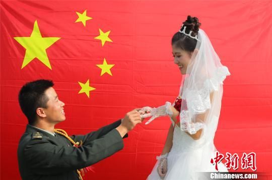 陆军礼服婚纱照图片