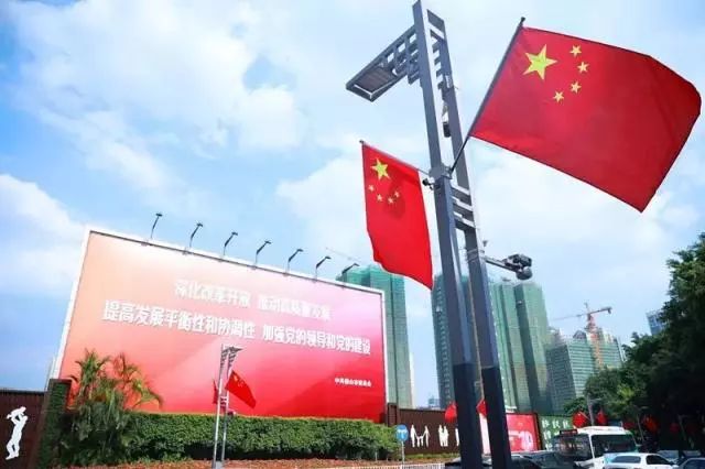 此外,禅城主干道路,大街小巷内纷纷悬挂上国旗,营造最美"中国红"!