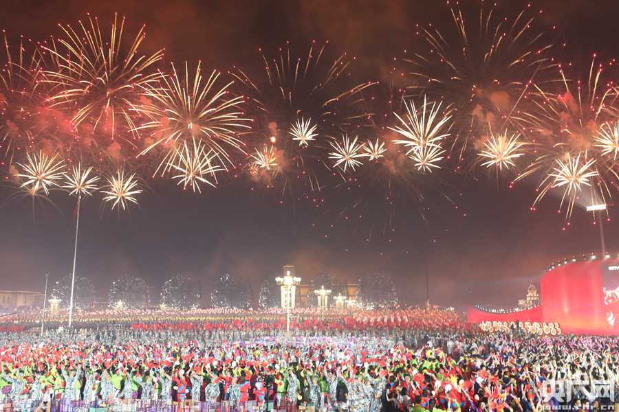 庆祝新中国成立70周年联欢活动在京举行璀璨烟花点亮夜空