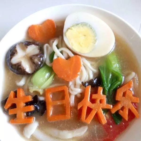 上千年来我们有吃长寿面的习俗逐渐演化成为如今的生日面吃面庆祝生日