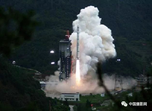 2007年 中国第一颗绕月探测卫星嫦娥一号发射成功