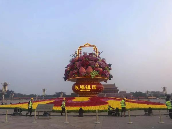 盛典解码：天安门广场花坛今早亮相，如何7小时完成搭建？