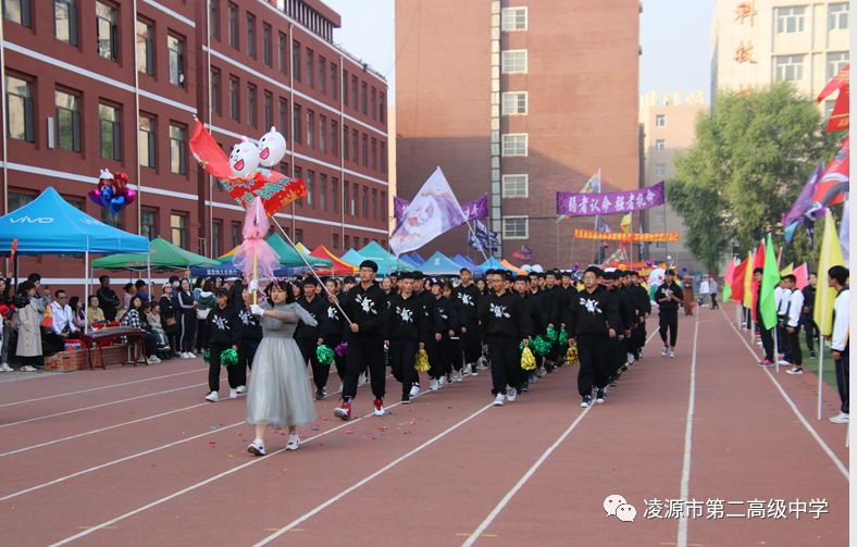 牛河梁晚报凌源第二高级中学师生把最美的歌献给祖国附视频