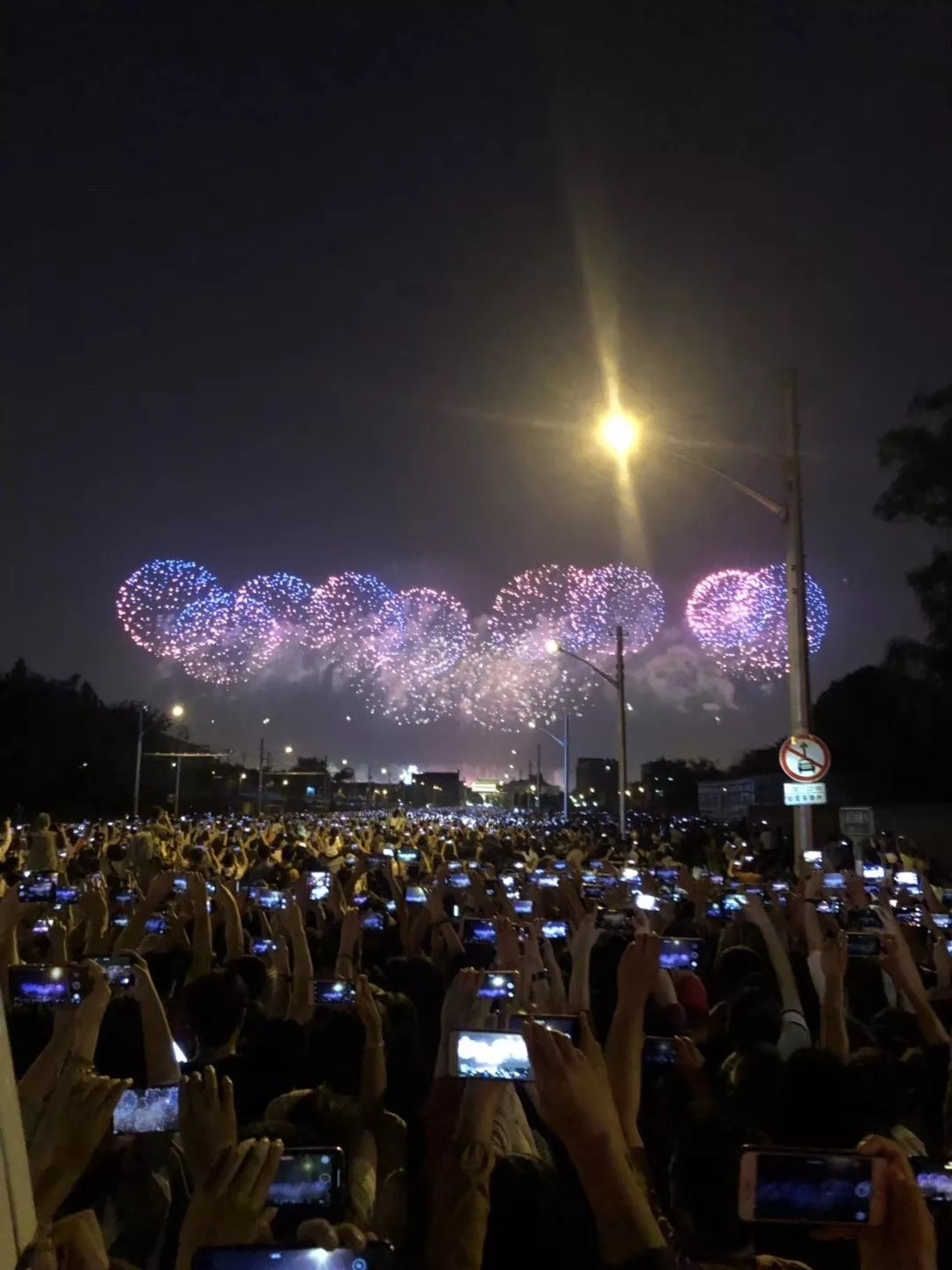 今夜在天安门前负责放烟花的人,叫蔡国强