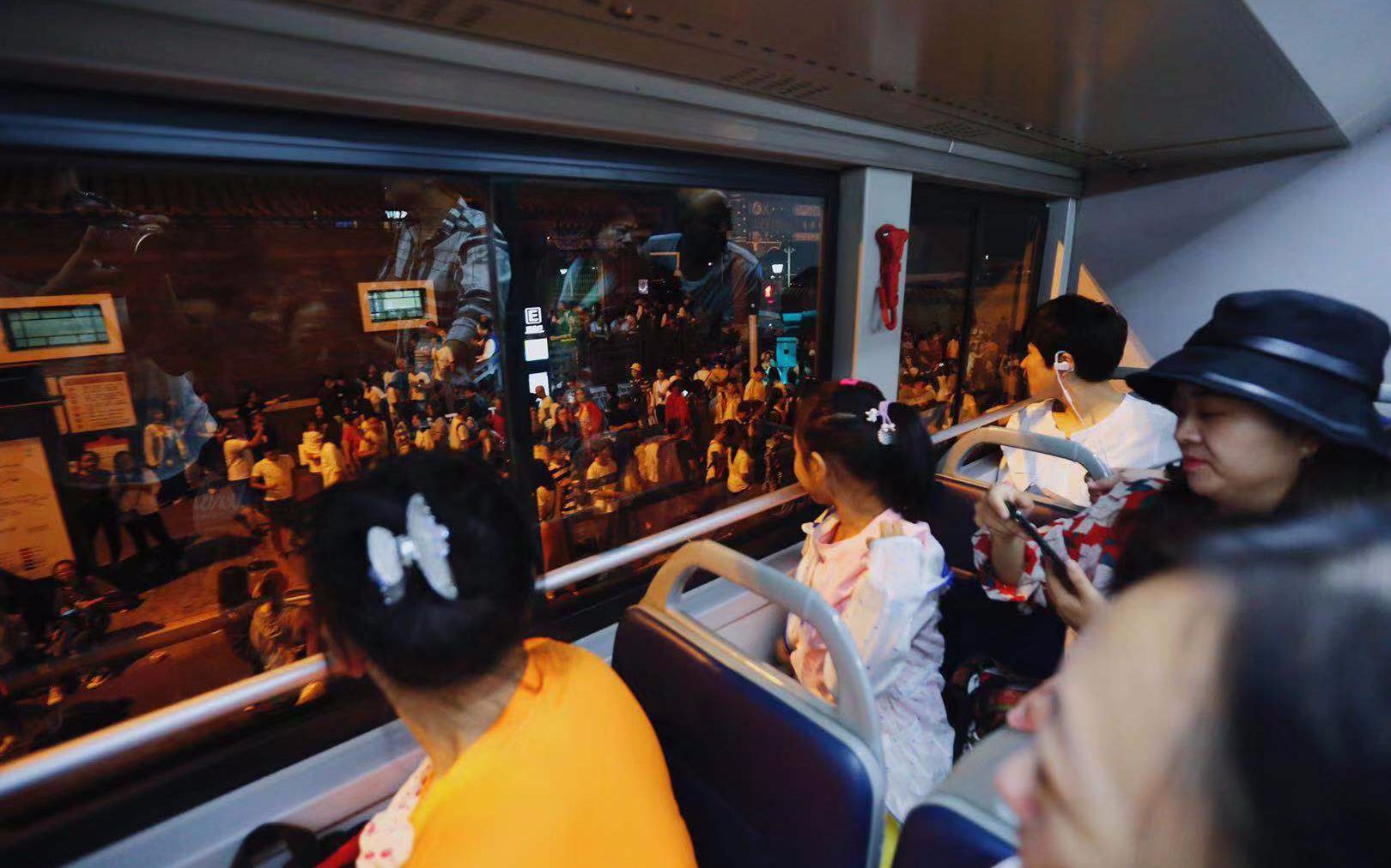 北京公交国庆夜景观光线今开通，有乘客提前一小时来排队