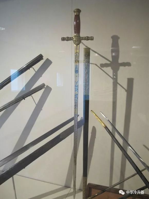 这把剑也很漂亮