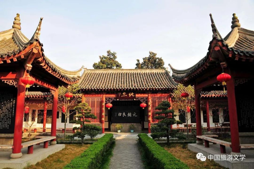 风雨行宫三百年 题景名存难觅迹 古松楠殿冷荒烟.