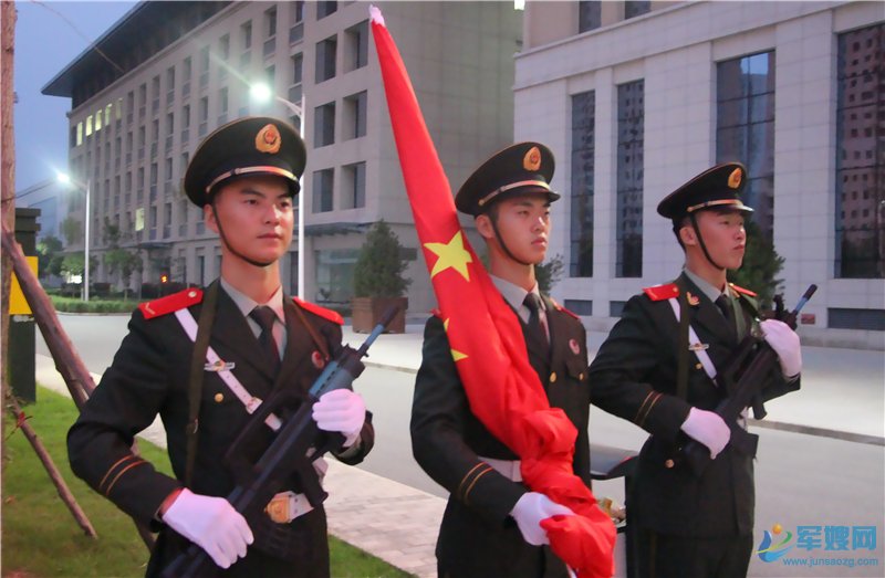 武警陕西省总队咸阳支队举行升国旗仪式,用这庄严神圣的方式抒发对