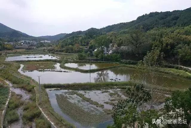 前方板仓水绕堂面过.