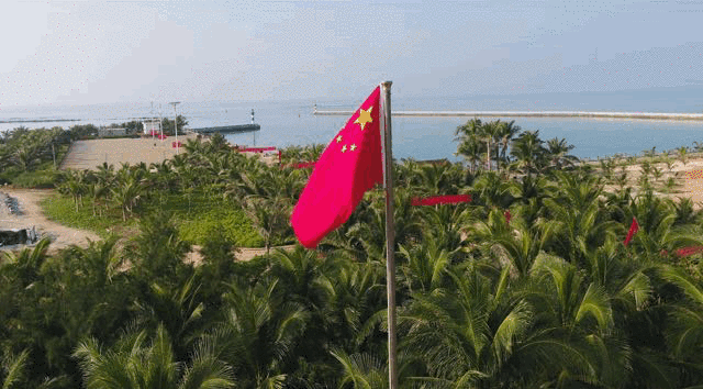 伴随晨光三沙各个岛礁同步举行升国旗仪式庆祝新中国成立70周年