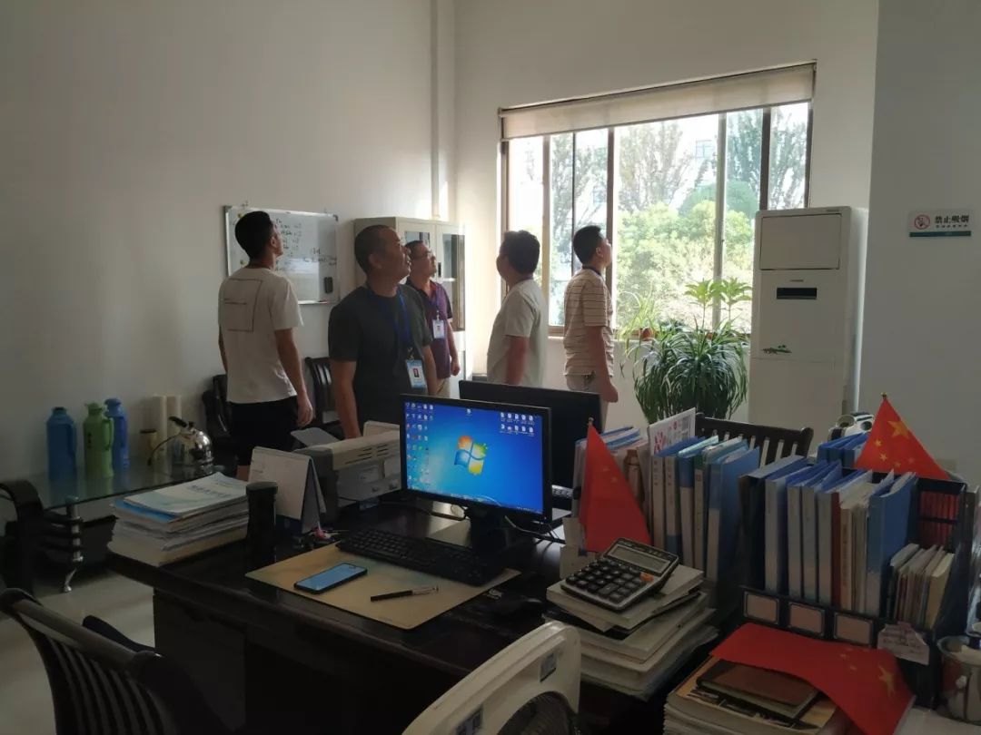 排查各办公室用电防火隐患,同时进行卫生检查
