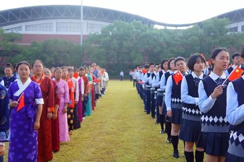 国旗下成长生日快乐上海市新中高级中学全体师生深情告