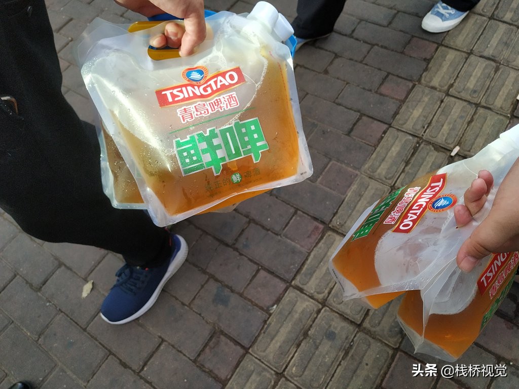 尤其是作为青岛一大怪的啤酒装进塑料袋,很令游人