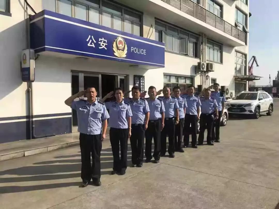 献礼70年上海港航公安民警国旗下的誓言