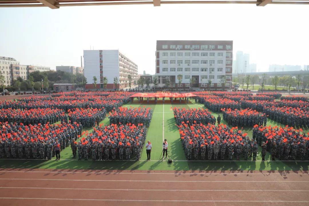 河南应用技术职业学院举行庆祝新中国成立70周年升国旗仪式