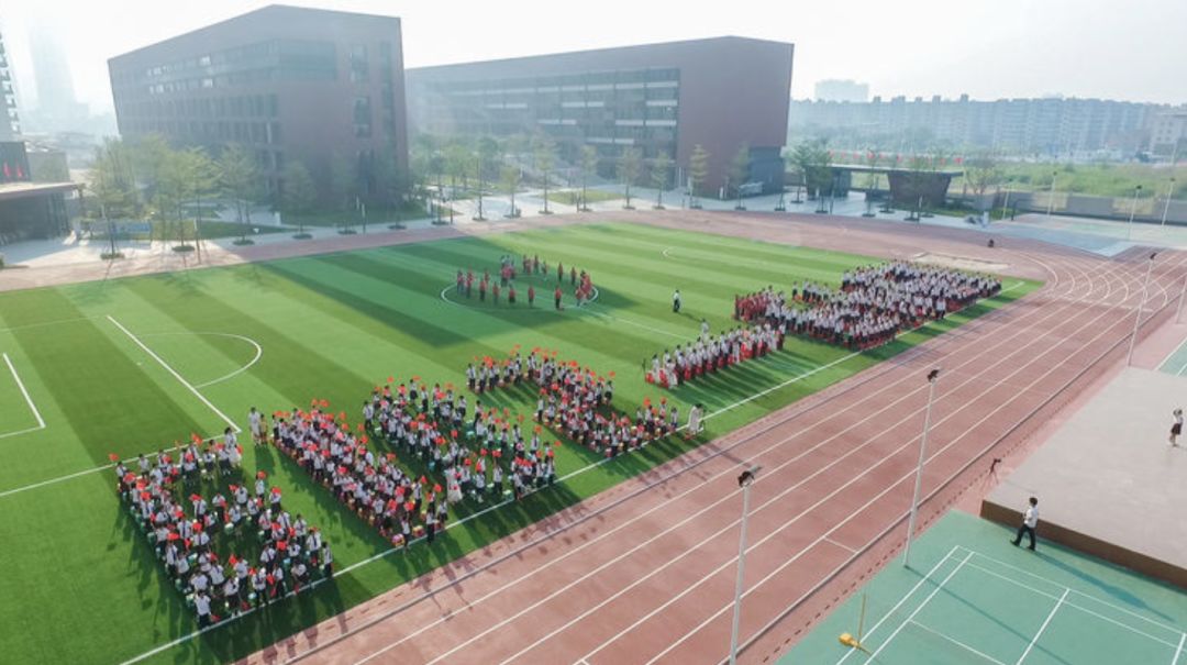 学校全体师生同庆新中国成立70周年 奉献  文/谢金清 茂名市东湾学校