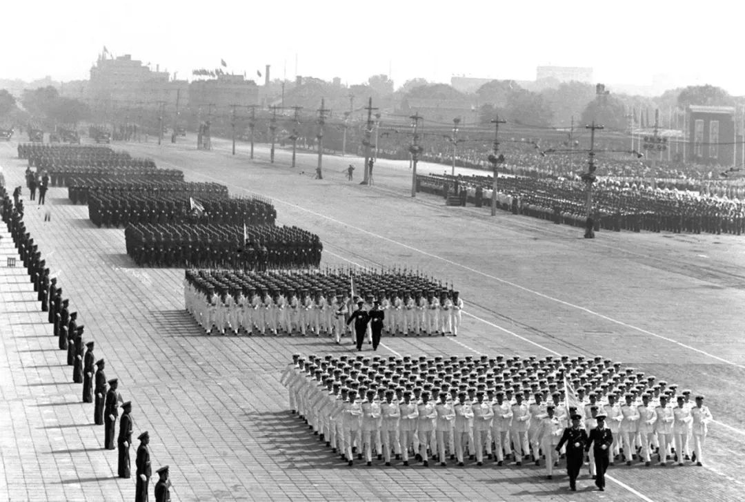 量的决定》。军事建设反映在阅兵上，最大的变化是受阅总人数比往年少。▲中国人民解放军的海、陆军方队通过