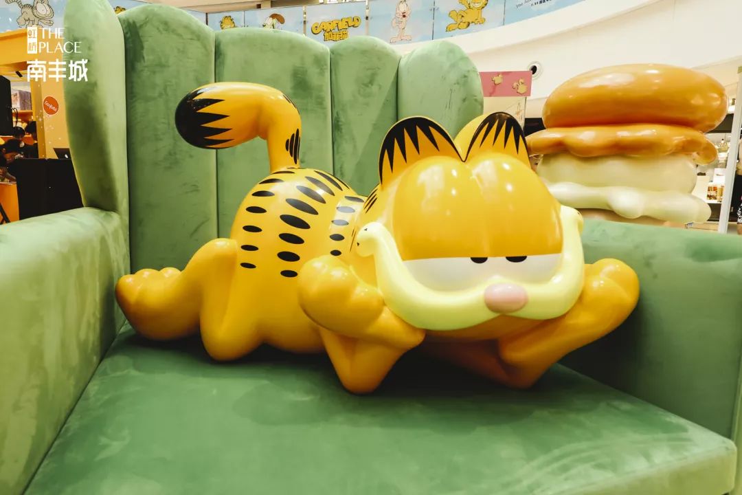 加菲猫表示:我其实就在旁边沙发上躺着呢!