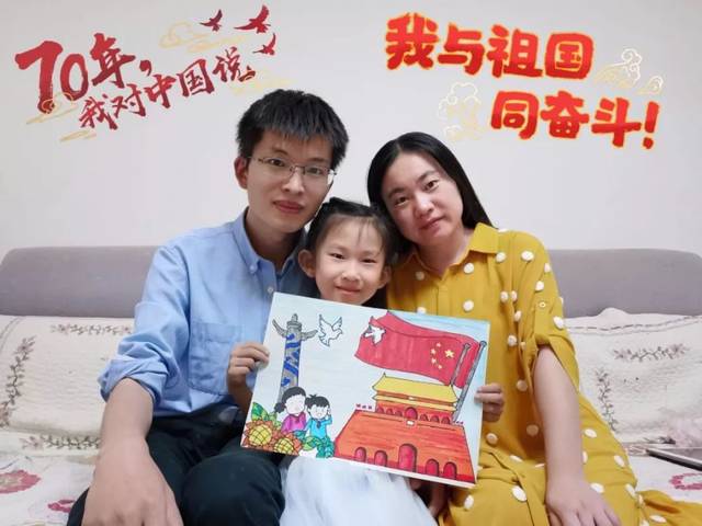 孩子们和家长一起绘制了一幅幅洋溢着爱国情怀的作品.