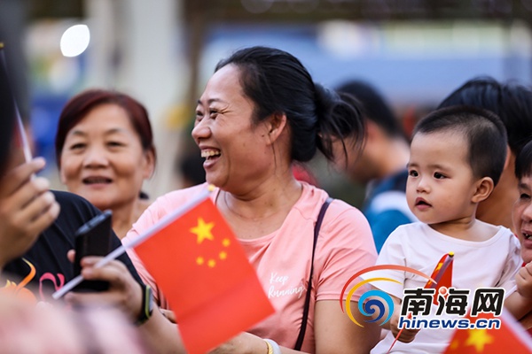 《我爱你，中国》快闪在海口万人海鲜广场上演 市民游客纷纷点赞