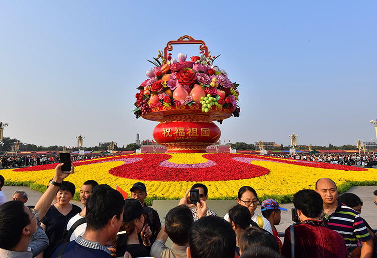 游人们在天安门广场