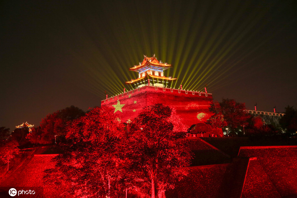 西安城墙上演炫酷灯光秀为祖国庆生！