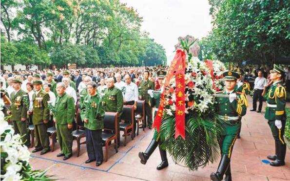 重庆市社会各界向革命英烈敬献花篮仪式隆重举行