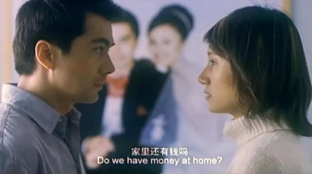 2002年,袁泉凭借电影《美丽的大脚》获得第22届中国电影金鸡奖最佳女