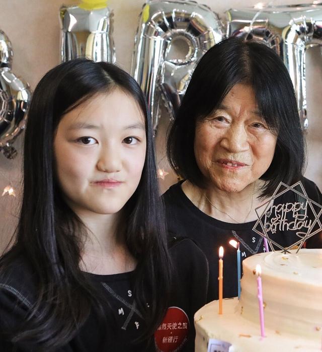 "李嫣终于晒不遮脸的正面照,已无兔唇痕迹,才13岁气质就不输王菲"
