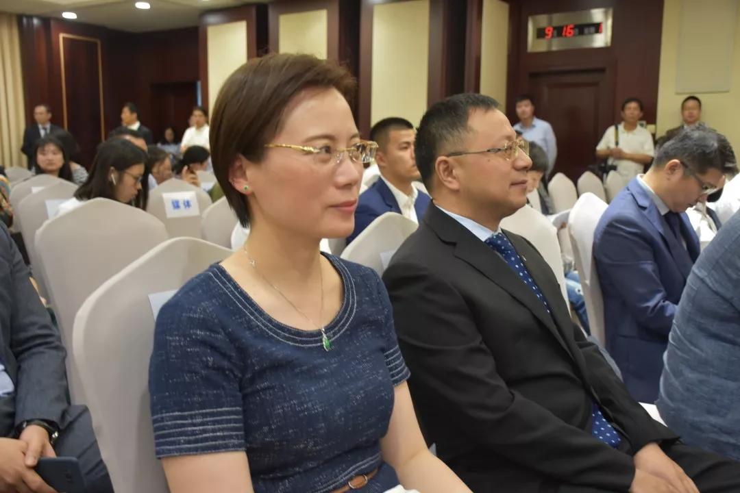 闵行区委常委,副区长沈军参加签约仪式.