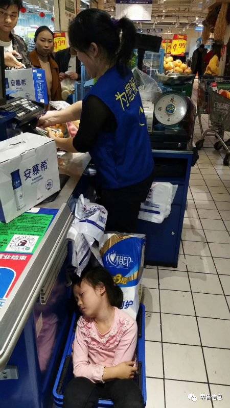 请善待超市收银员,她们真的很累!