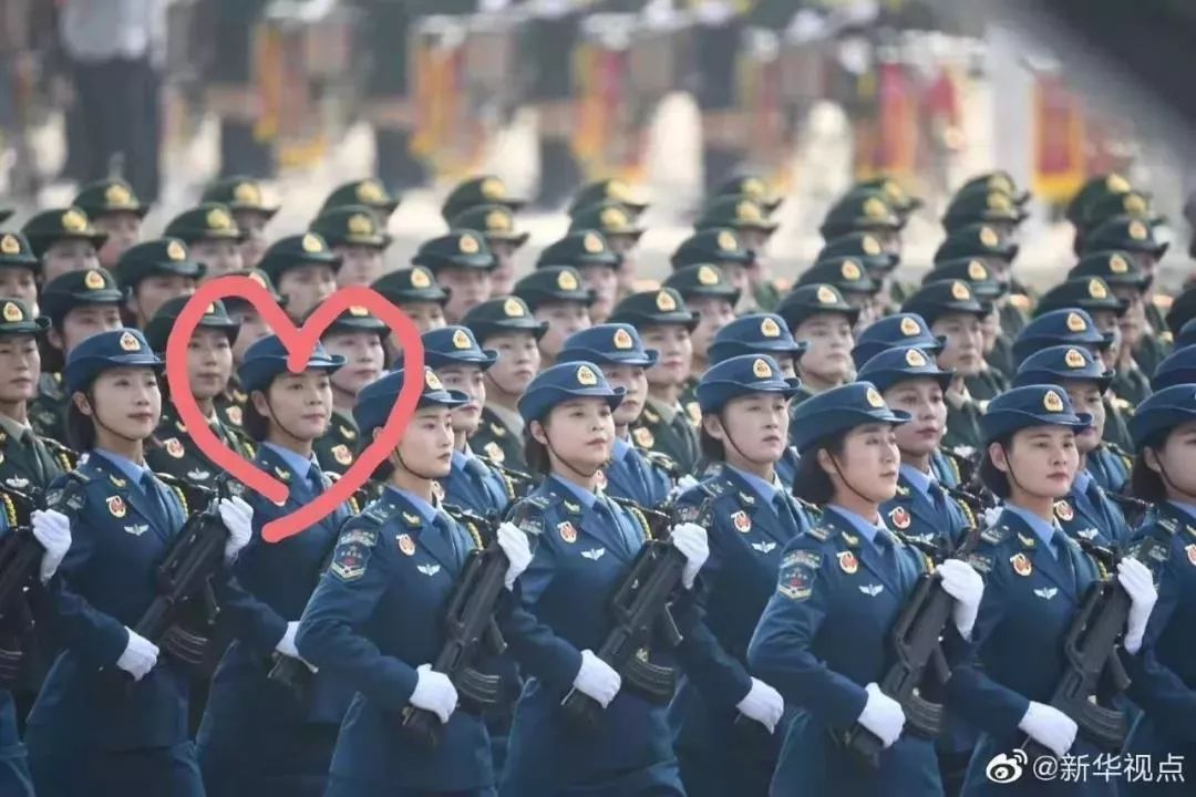 在新中国成立70周年阅兵仪式上,李倩的飒爽英姿为女兵方阵增添了一抹