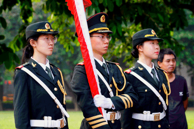 升国旗,奏唱国歌,行注目礼,升旗仪式对于我们来说,已经不是单纯的一种