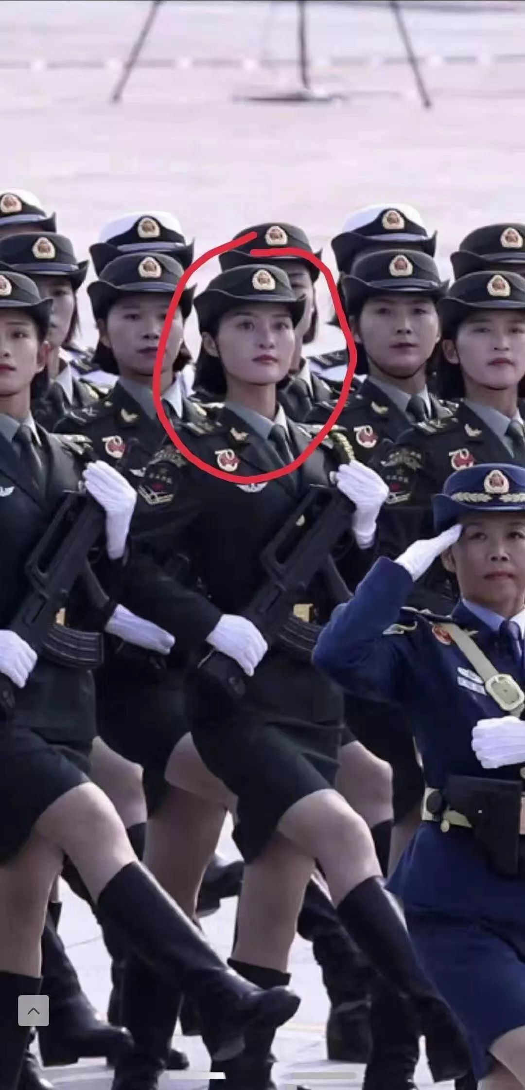 01涡阳90后女兵在阅兵场亮相10月1日新中国成立70周年阅兵式上,英姿