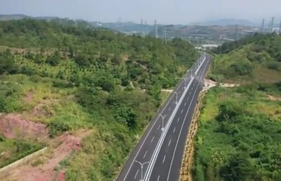 据了解,此次梅州市公路部门对省道223线梅县区雁洋至梅城段进行了路面