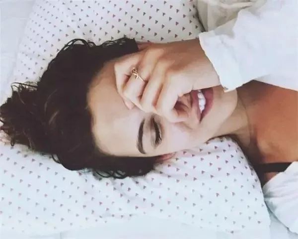 拍照如何表情不僵硬 64c422e1e8a9445faa632507591a3489.jpeg