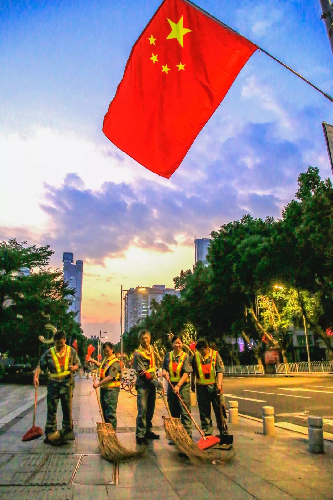 国庆广州十二时辰丨图书馆里看阅兵,带着国旗去蹦极