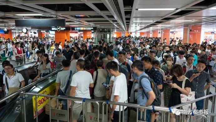 广州地铁 周文晖 摄 昨日,从早上10点许 就开始启动大客流预警响应