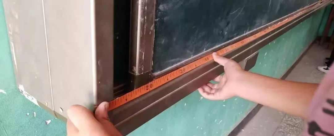 尉氏某学校课堂教学,量黑板引发了孩子们·_测量